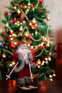 圣诞老人玩具带来圣诞树图片