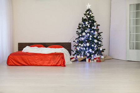 圣诞白色房间有红色装饰圣诞树1图片