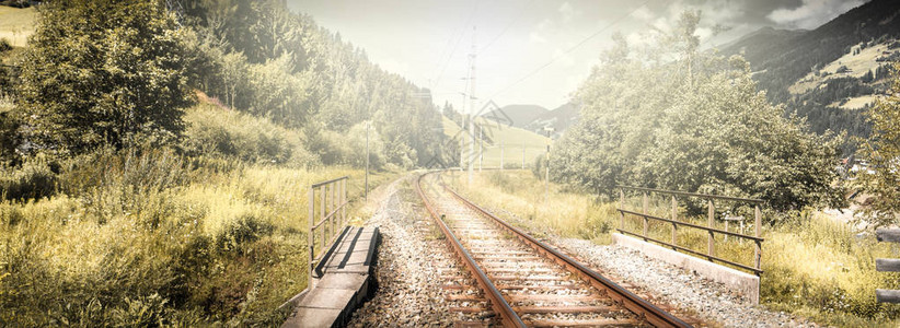在山风景的火车路轨图片