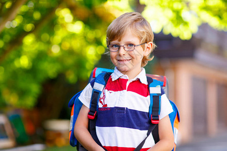 在上学或幼儿园的第一天图片