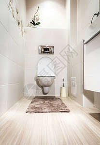 现代风格的带卫生间的浴室图片