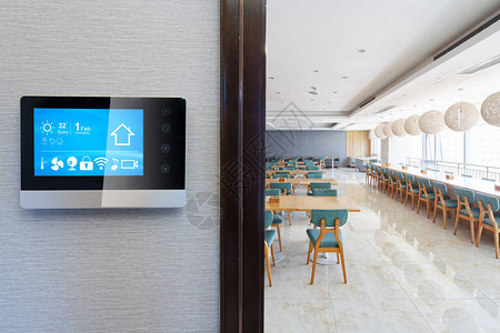 现代自助餐厅墙上的智能屏幕图片
