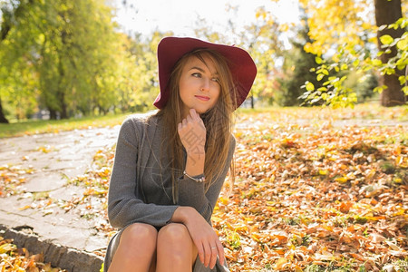 戴着红帽子的光辉金发女郎假扮在森林里穿着时图片