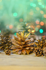 圣诞装饰和松果加在闪耀的布基灯光上松果图片
