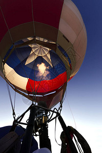 热气球燃烧器的火焰燃亮了德克萨斯州他们用空降机包起背景图片
