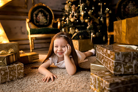 小女孩庆祝圣诞节新图片