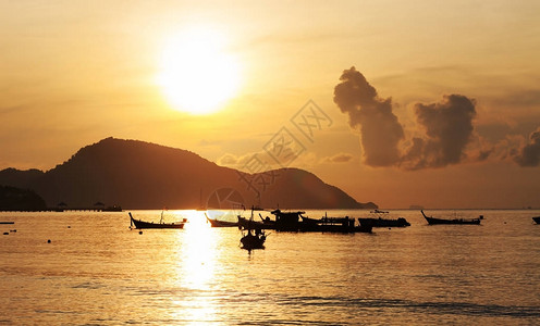 美丽的日出海景与船的海景普吉岛图片