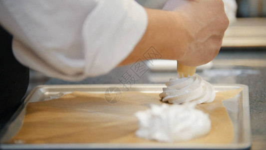 PavlovaDessert蛋白糖糕饼管在烘烤床单上传图片