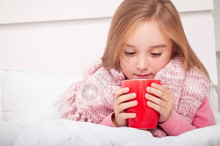 流感生病的小女孩与热柠檬茶图片