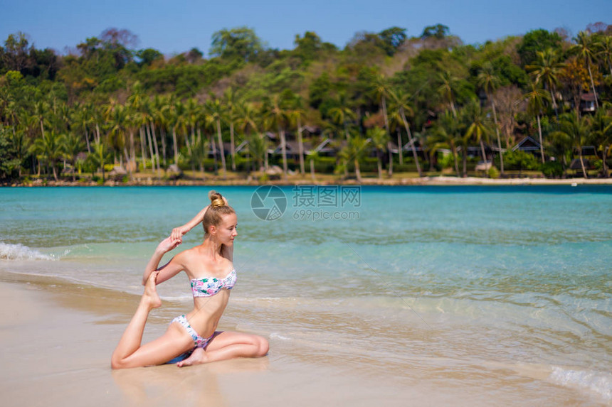 泰国古德岛美丽的KlongChao海滩的热带夏季瑜伽课程单腿王鸽式图片