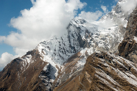 喜马拉雅山脉崎岖的山坡背景图片
