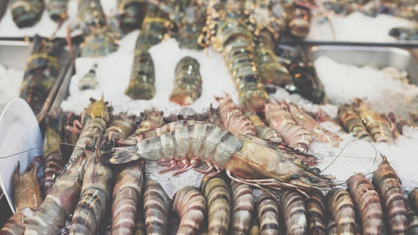 供在泰国街头食品市场或泰国曼谷餐馆销售的新鲜生海虾盛品图片