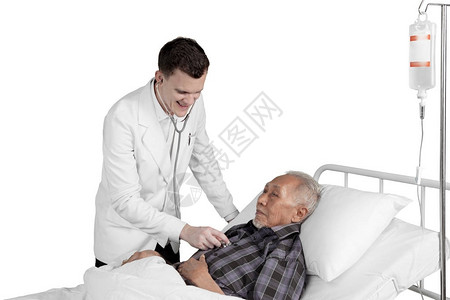 白种医生检查一名男老年病人图片