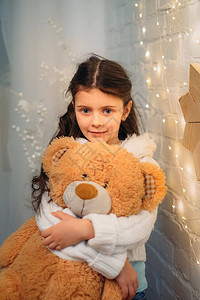 可爱的小女孩玩Teddy熊床图片