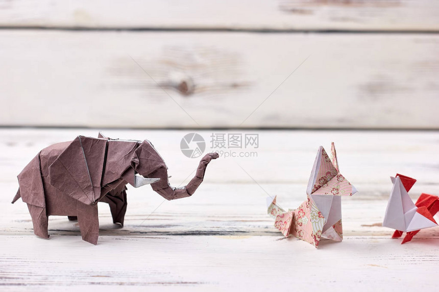 展出折纸动物模型大象狐狸和公鸡的金字塔儿童的图片