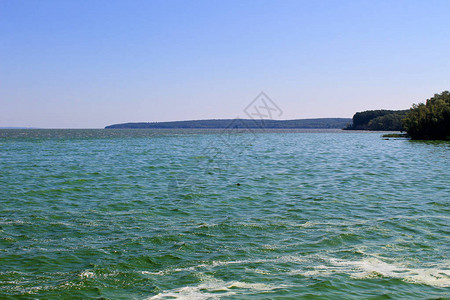 第聂伯河水库中盛开的绿水图片