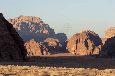 约旦日落时的瓦迪拉姆月亮谷沙漠景观图片