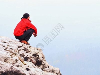 思考的人坐在岩石上图片