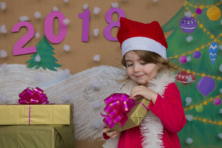 新年2018年快乐带着礼物的小可爱女孩圣诞树和图片