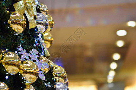 圣诞节装饰品圣诞树背景色彩丰图片