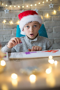 惊吓的圣诞老人帽男孩为圣诞老人画一张糊贴画或者写图片