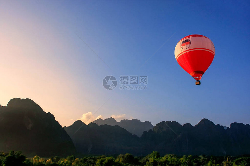 Vieng飞行的热气球中图片