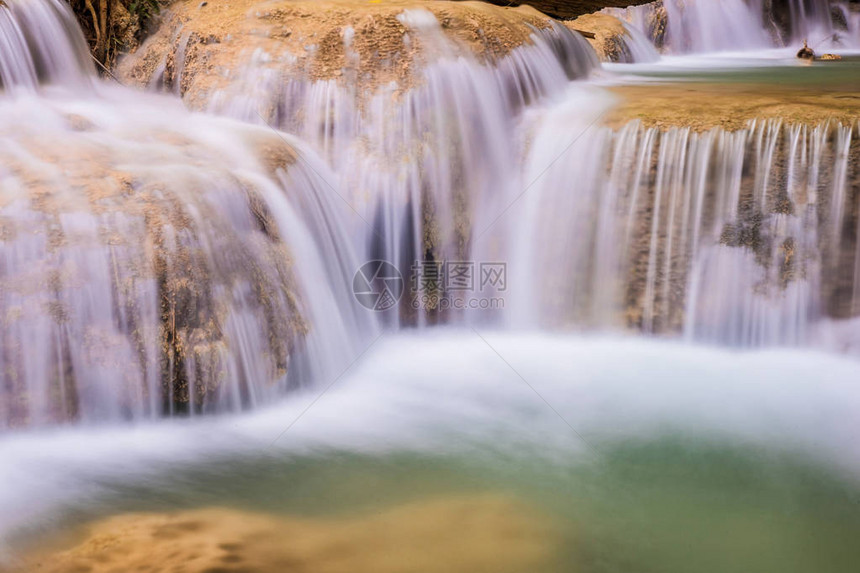 泰国南邦府最著名的美凯瀑布美丽柔滑的瀑布流过石头山间图片