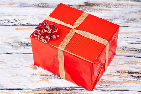 有红色闪光弓的红色礼物盒大红色盒子与旧木背景上的圣诞礼物情人图片