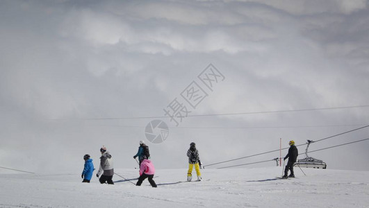 在奥地利阿尔卑斯山的云层上滑雪图片