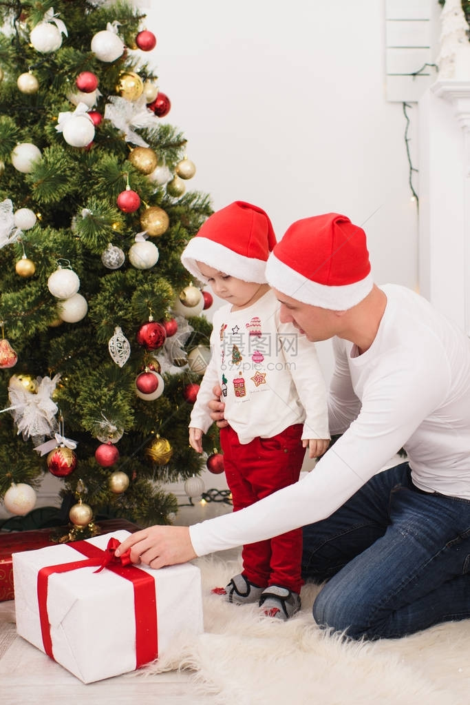 装饰着新年树和礼品盒圣诞好心情家庭爱和假日20图片
