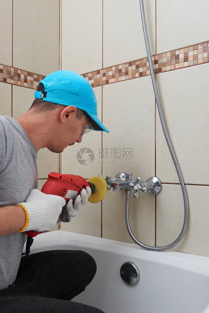 房屋清洁工人洗浴室专业的图片