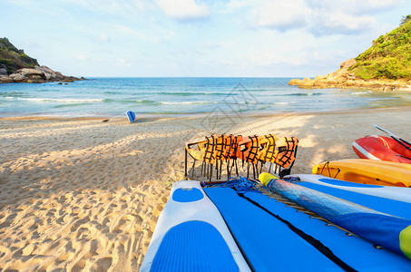 泰国热带沙滩上的蓝色皮艇和图片