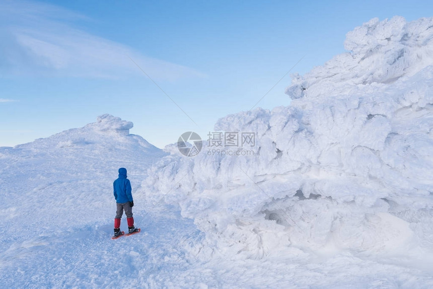 旅游者在山中雪鞋上行走冬季图片