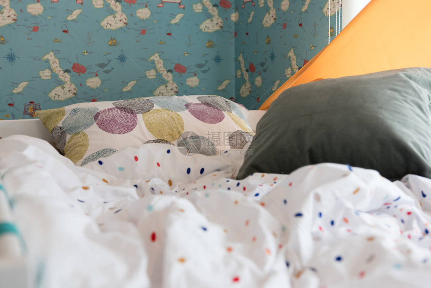 孩子们的卧室有舒适的床和枕头套图片