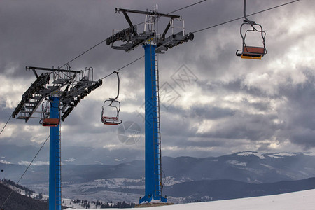 山上的滑雪缆车图片