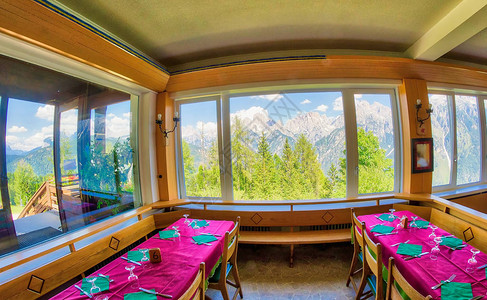 阿尔卑斯山上的小屋从内部看山图片