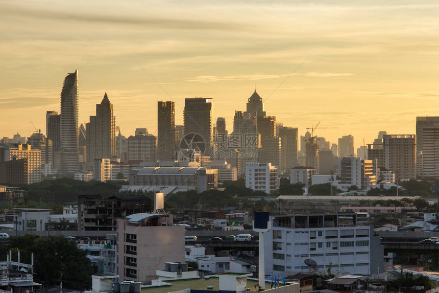 鸟瞰曼谷市中心的现代办公楼图片
