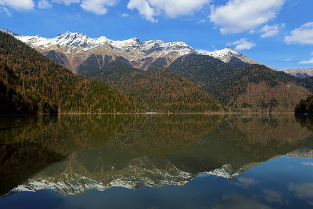 黎刹公园阿布哈兹里扎湖黄秋绿林和白雪峰背景