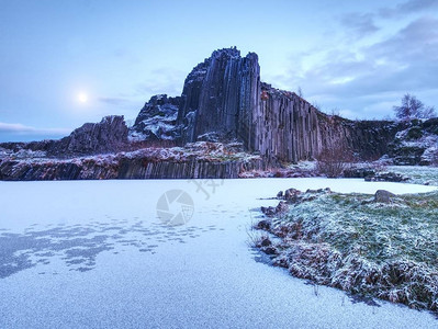 玄武岩柱峰被雪覆盖图片