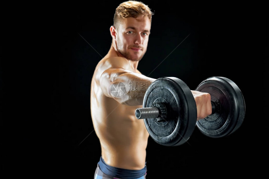 交替的哑铃前门升起自信的运动员在健身房工作图片