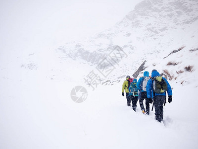 登山队在冬季探险中漫步图片