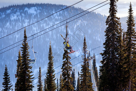俄罗斯谢列盖什的滑雪缆车和雪山与针叶林的景色滑雪者在滑雪缆车上图片