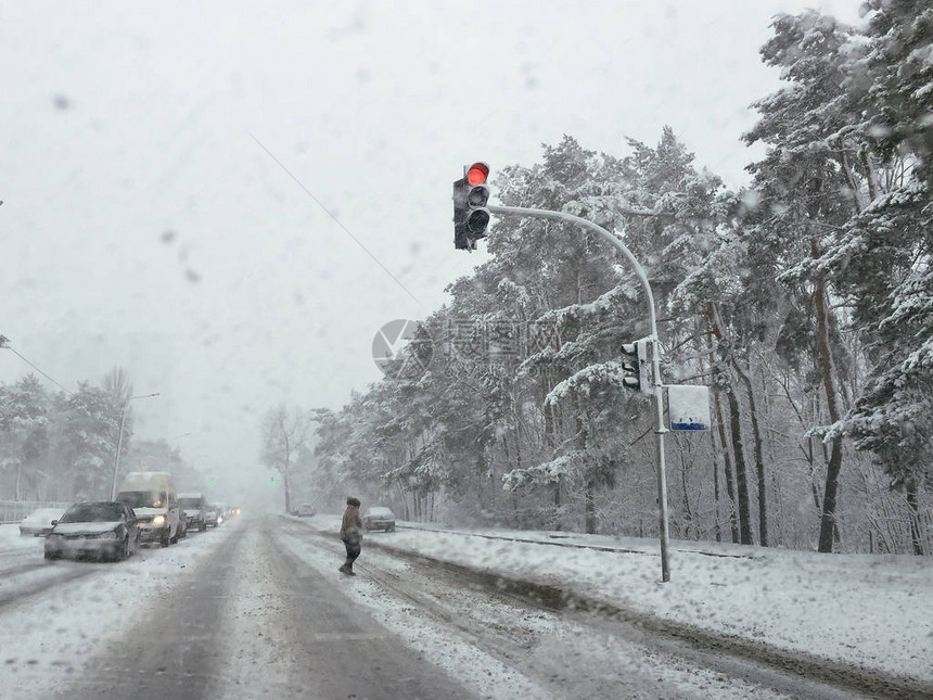 冬季暴风雪车流手机摄影图片