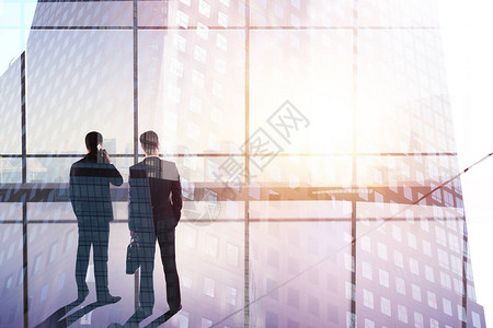 带有阳光和城市观光的抽象玻璃办公室内地商业人士会议和交流概念双接图片