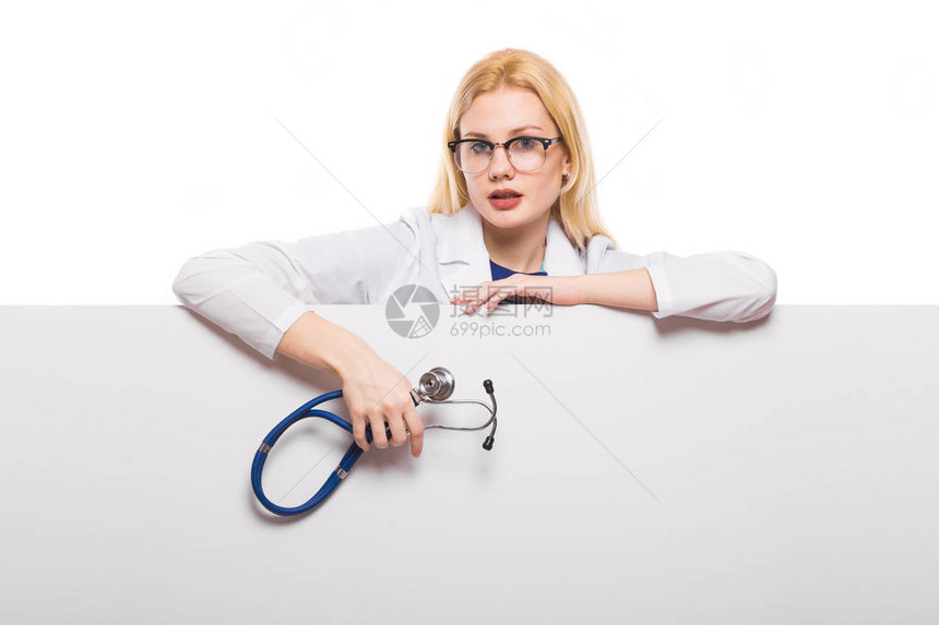年轻女医生白色背景孤立空白海报图片