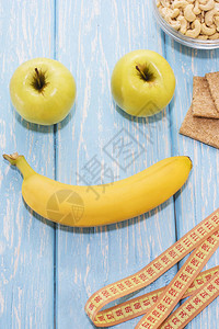 苹果和香蕉微笑脸在图片