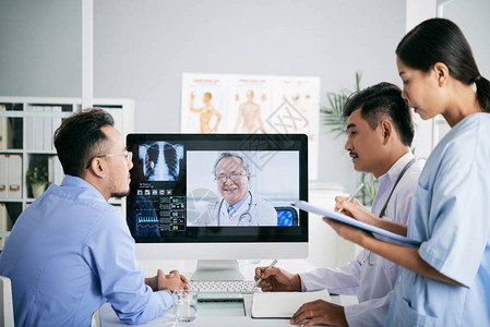 亚洲医学实习生与医生在线咨询图片