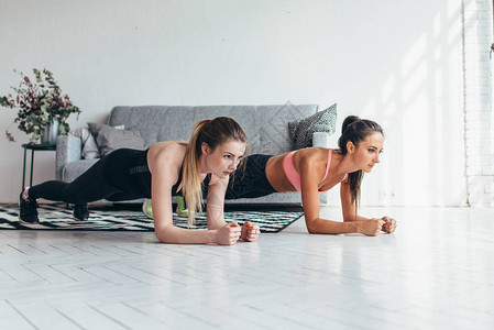 两个适合妇女做板运动地板在家里训练背部和压力肌肉运动健身锻炼图片