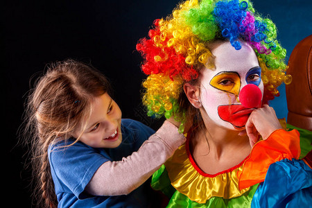 单亲家庭后工作生日小丑的妈妈成年子女之间的关系图片