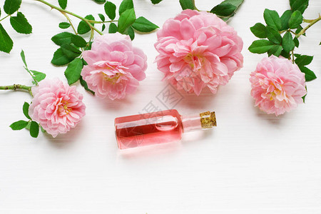 芳香疗法用玫瑰精油瓶背景图片